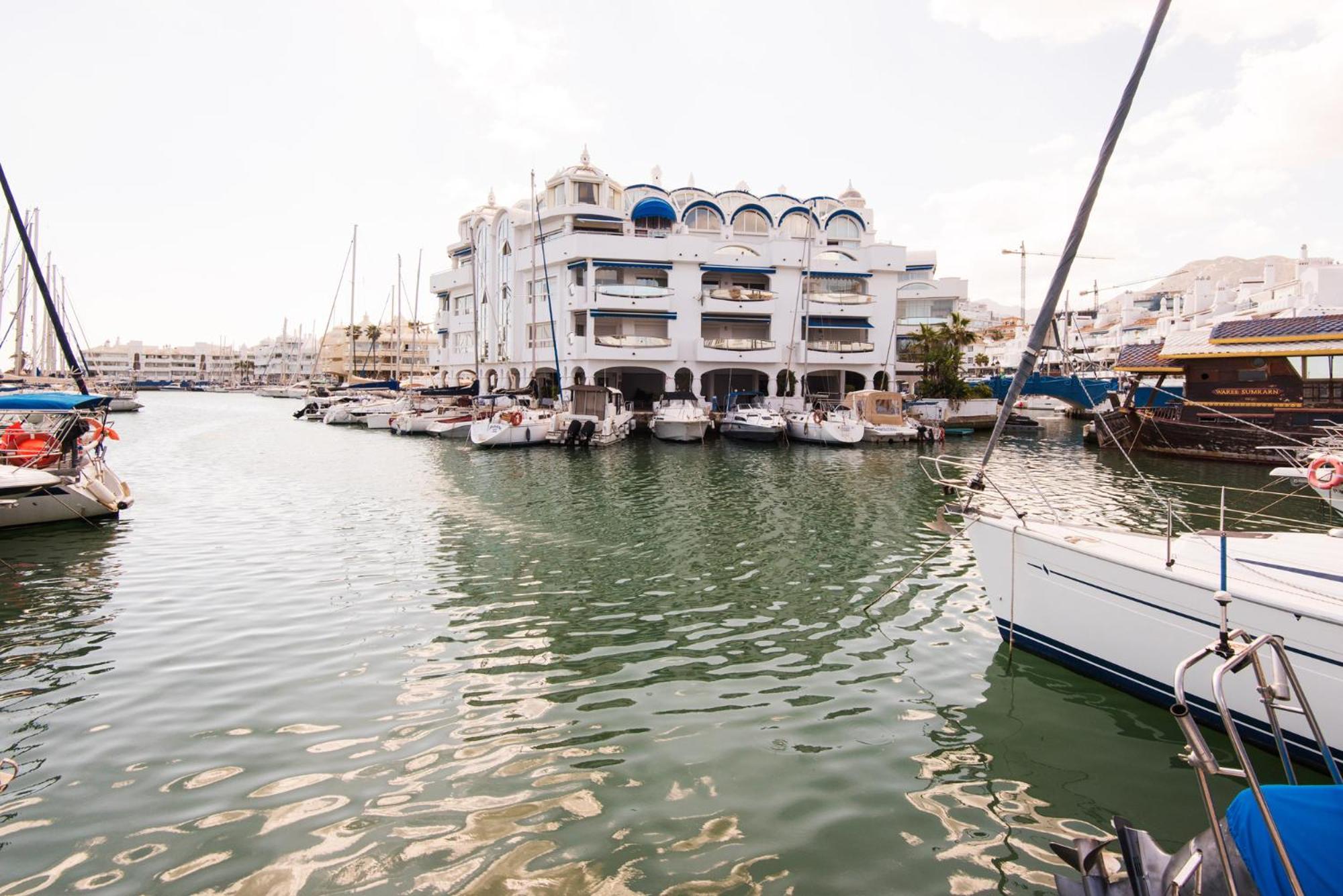 PUERTO MARINERO en El Puerto Marina de Benalmádena en el corazón de la Costa del Sol. Exterior foto